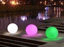 светящиеся разноцветные шары в городе.jpg